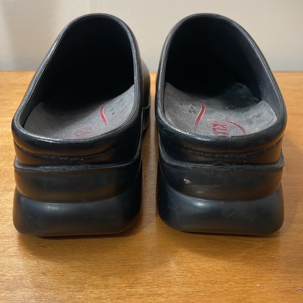 Klogs Men's Black Slip-On Clogs - Picture 5 of 8